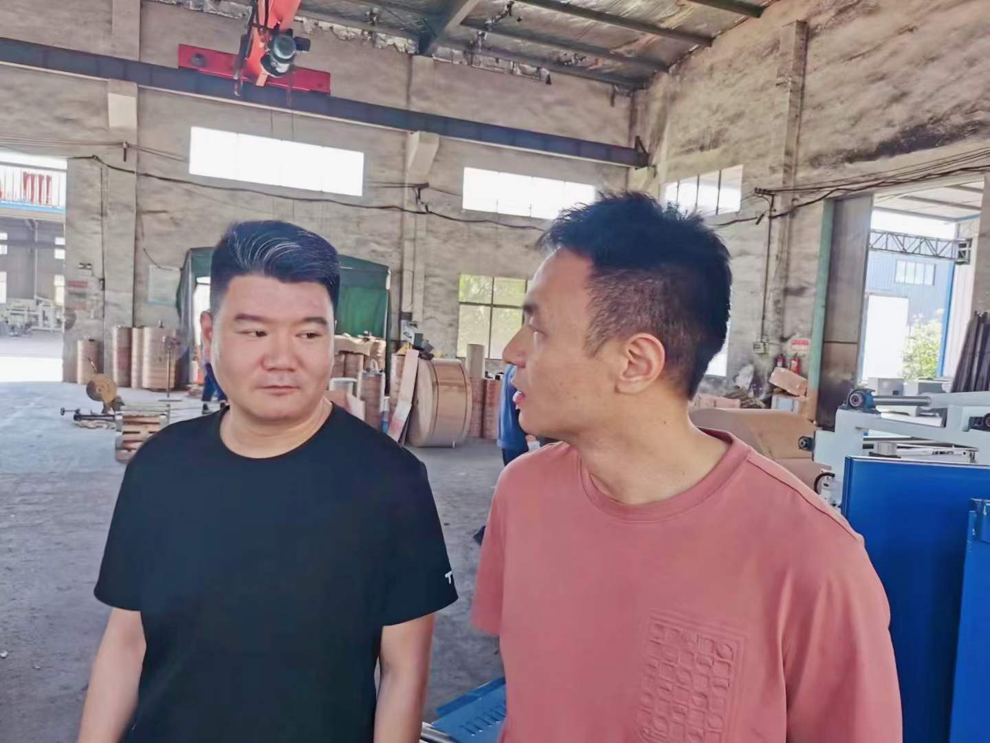 熱烈歡迎西工大趙盼博士后、教授帶領(lǐng)科研團(tuán)隊(duì)到上高縣雙新紙桶設(shè)備有限公司考察，雙方就全自動(dòng)鐵箍紙桶設(shè)備流水線(xiàn)的研發(fā)達(dá)成了初步的意向。